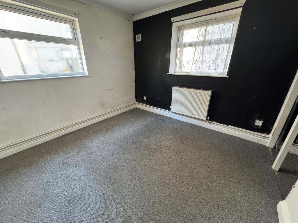 Lot: 81 - FREEHOLD BLOCK OF FOUR TWO-BEDROOM FLATS - Bedroom 1 - Flat 5a